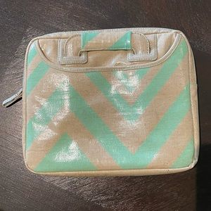 Chevron protective iPad tote w/ handles & pockets. Excellent condition!